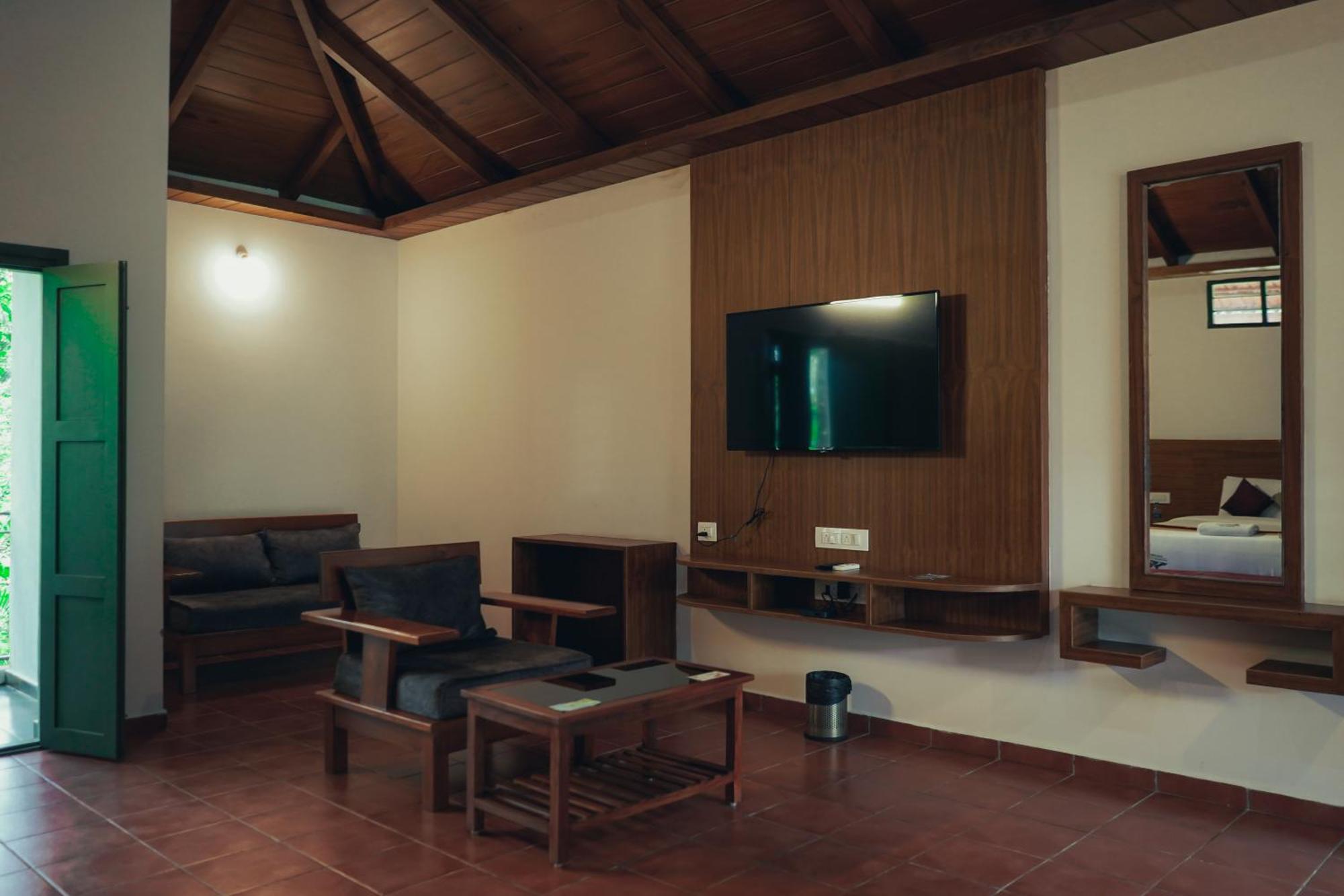 Coorggavadana Hotel Madikeri Bagian luar foto