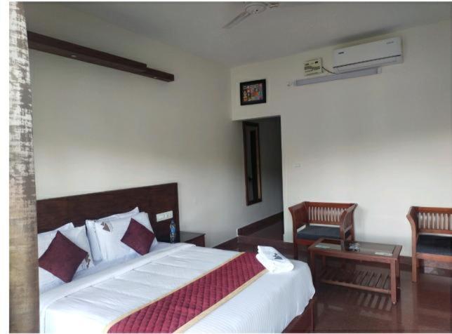 Coorggavadana Hotel Madikeri Bagian luar foto